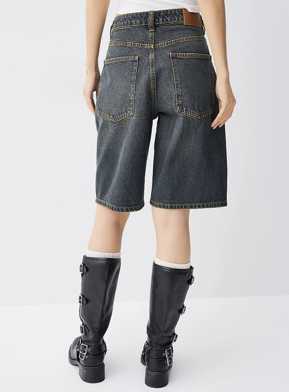 Accent stitching jort