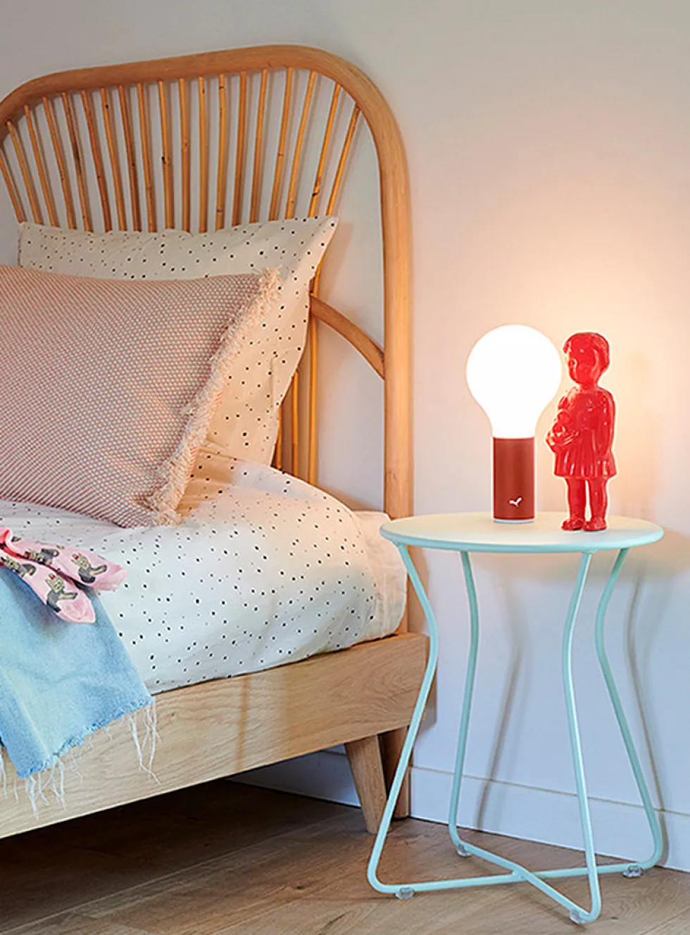 Aplô freestanding bulb lamp