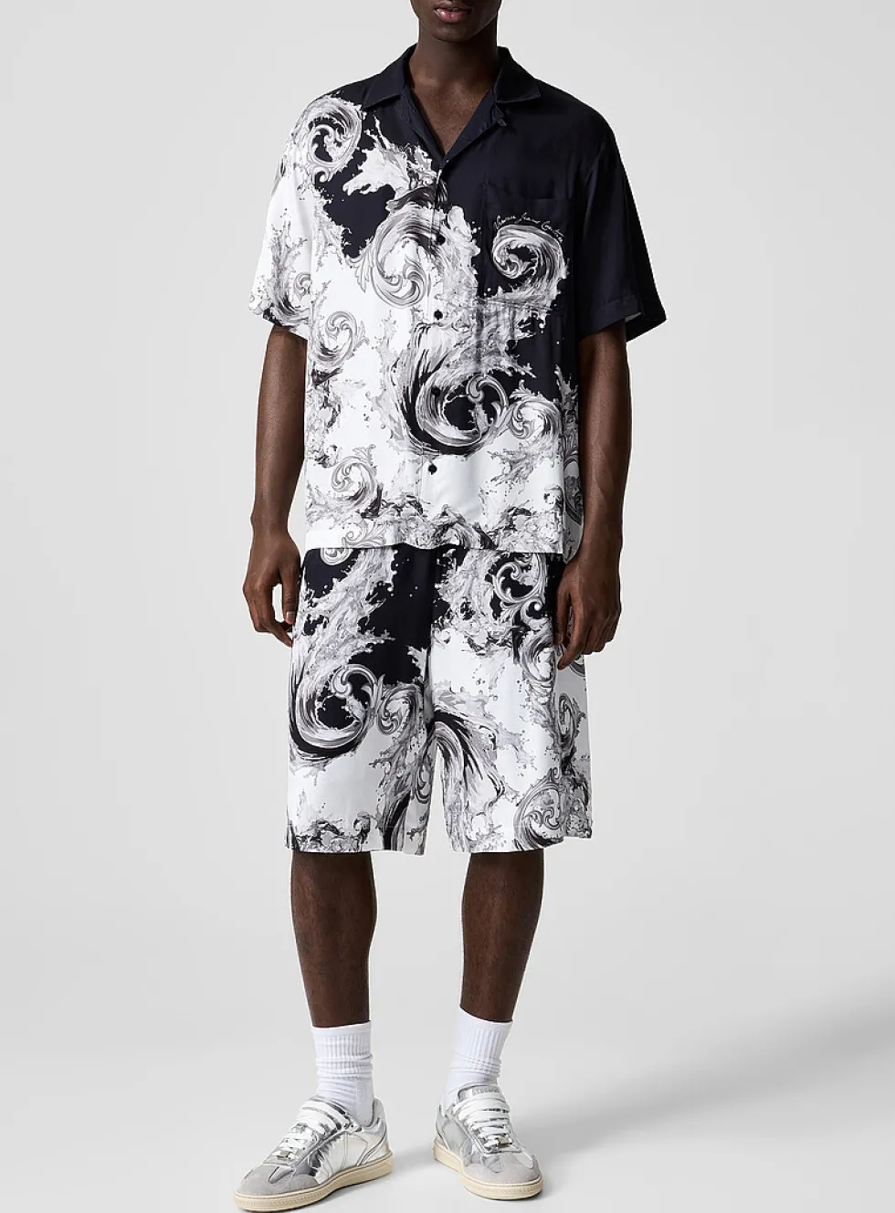 Baroque volutes satiny Bermuda short