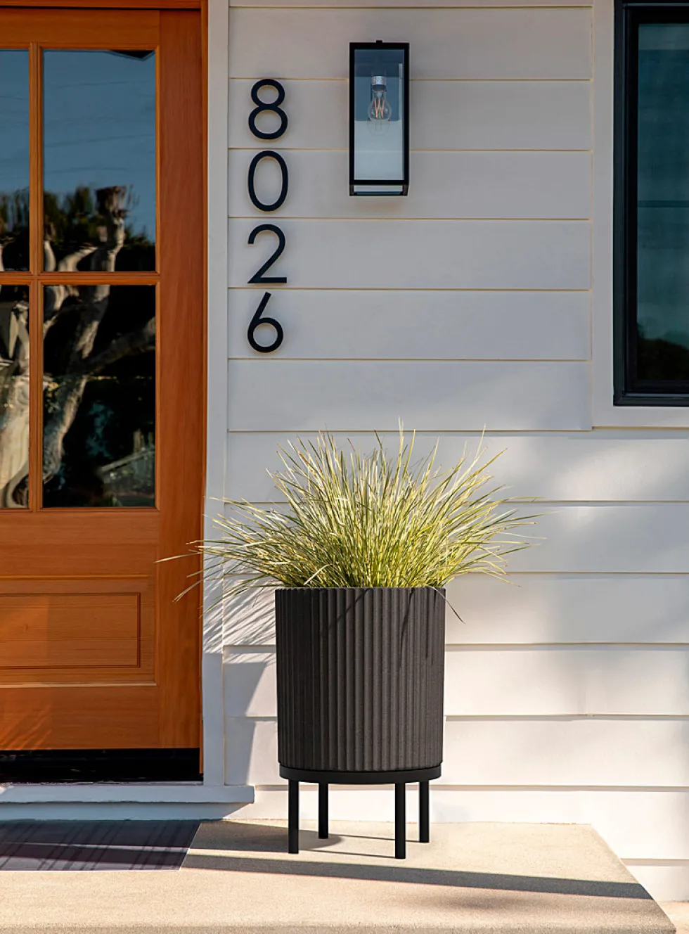 Black base grooved planter