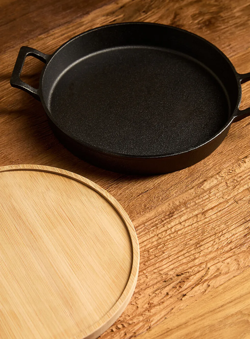 Cast iron skillet with bamboo tray