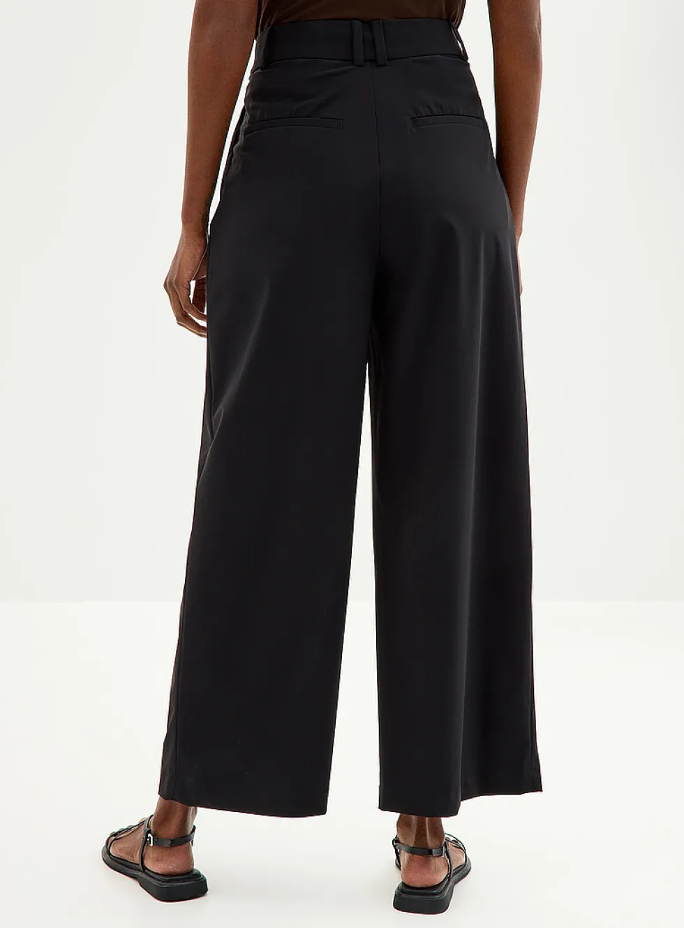 Comfort-waist technical fabric short