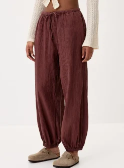 Crinkled cotton barrel-leg jogger