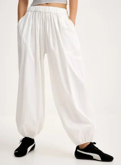 Crisp canvas barrel-leg jogger