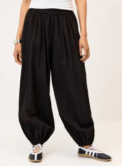Crisp canvas barrel-leg jogger