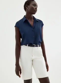 Dense pleated Bermuda short
