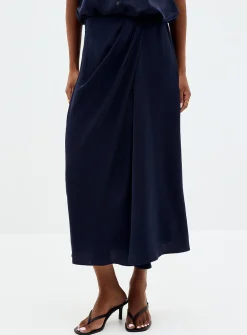 Draped waist satiny skirt