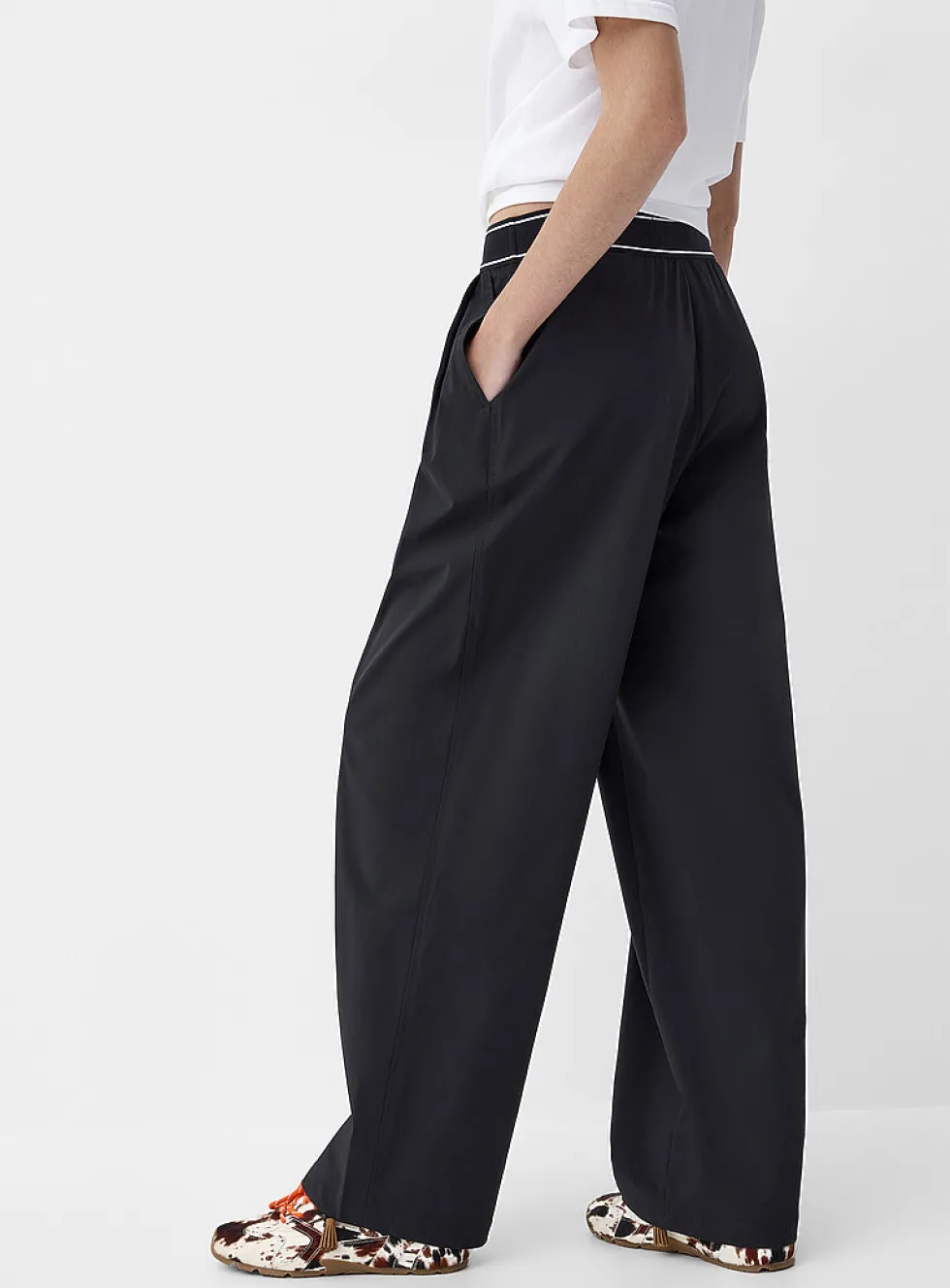 Elastic waist pleated nylon pant