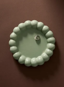 Embossed edge round tray