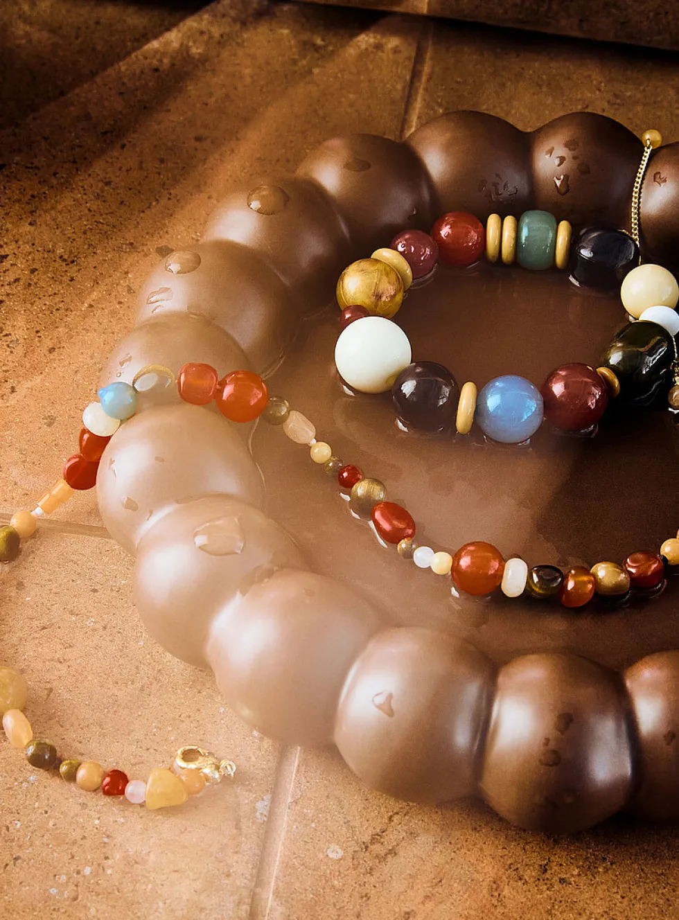 Embossed edge round tray