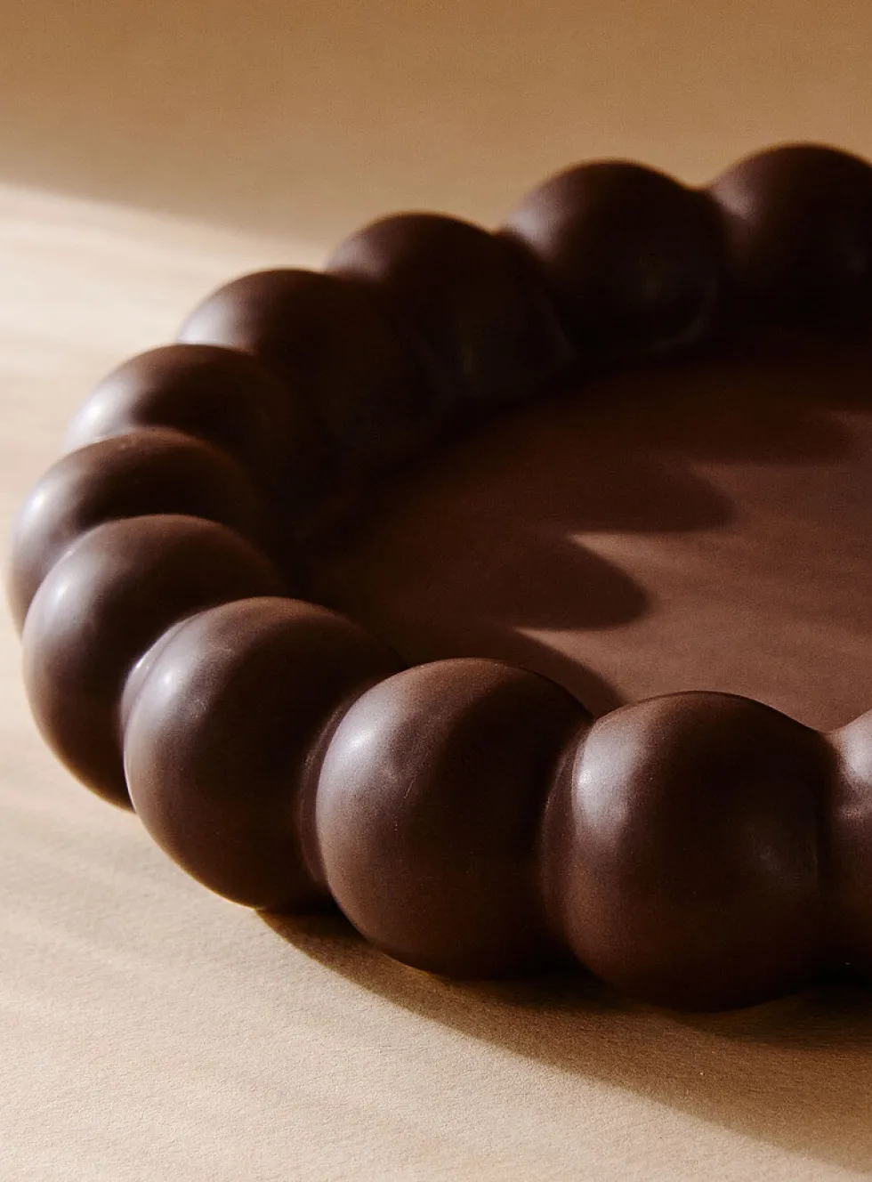 Embossed edge round tray