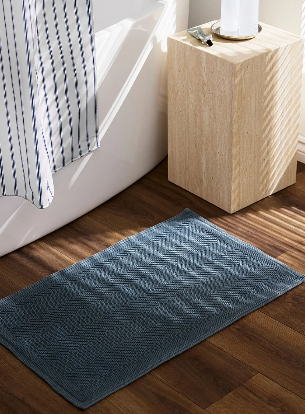 Embossed knots chevron bath mat