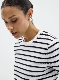 Embossed scalloped stripes T-shirt