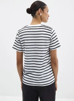Embossed scalloped stripes T-shirt
