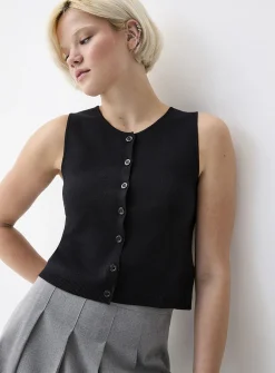 Fine-knit buttoned vest