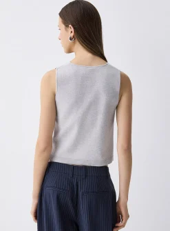 Fine-knit buttoned vest