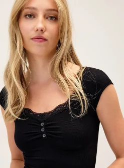 Fitted lace Henley T-shirt