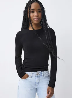 Fitted solid-colour crew-neck sweater