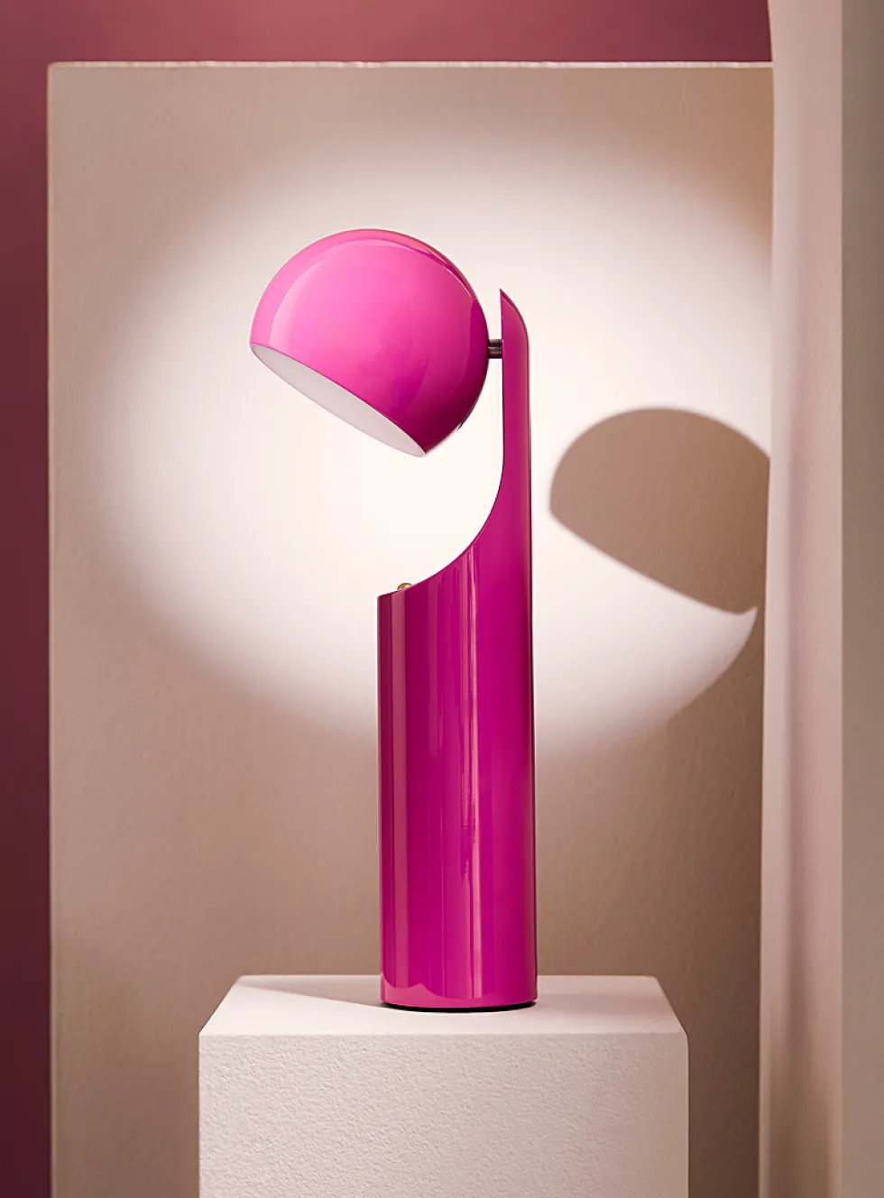 Geometric articulated portable lamp