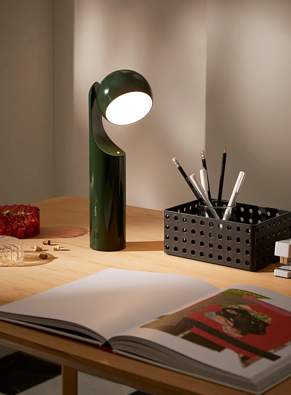 Geometric articulated portable lamp