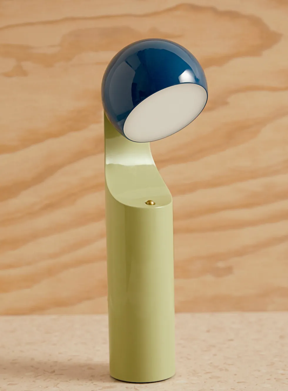 Geometric articulated portable lamp