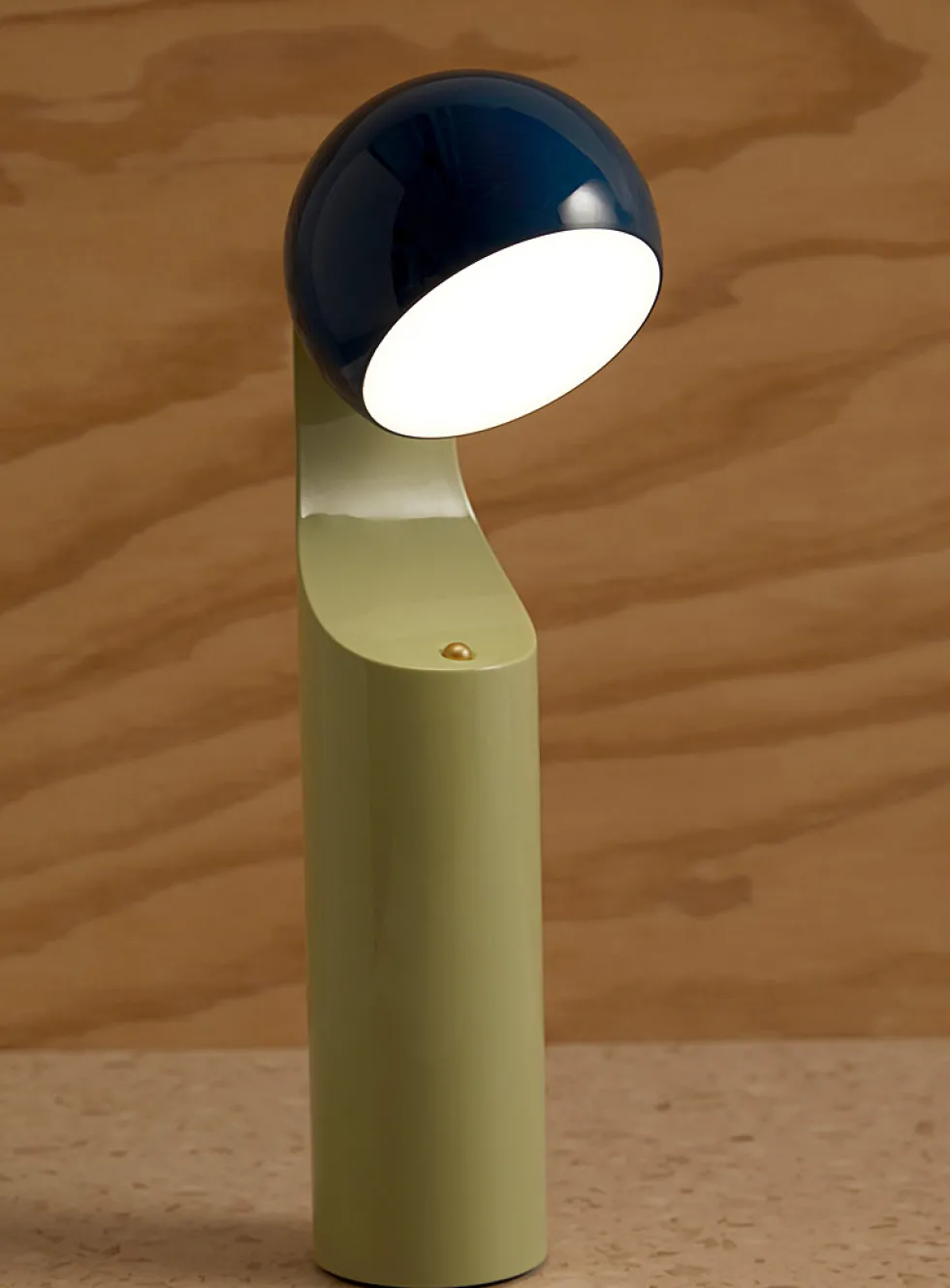 Geometric articulated portable lamp