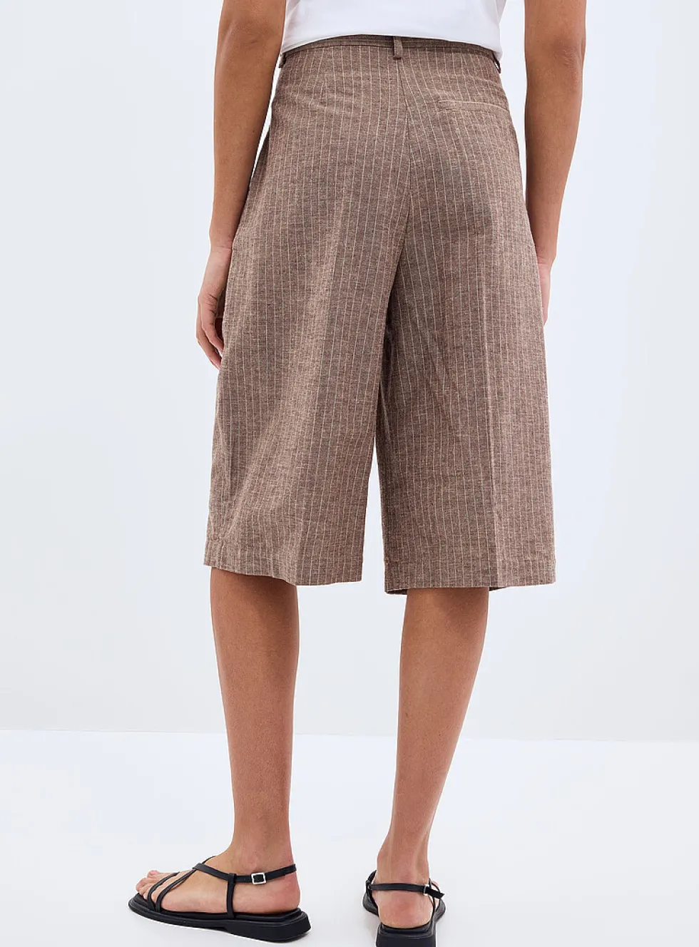 Ginevra pinstriped cappuccino Bermuda short