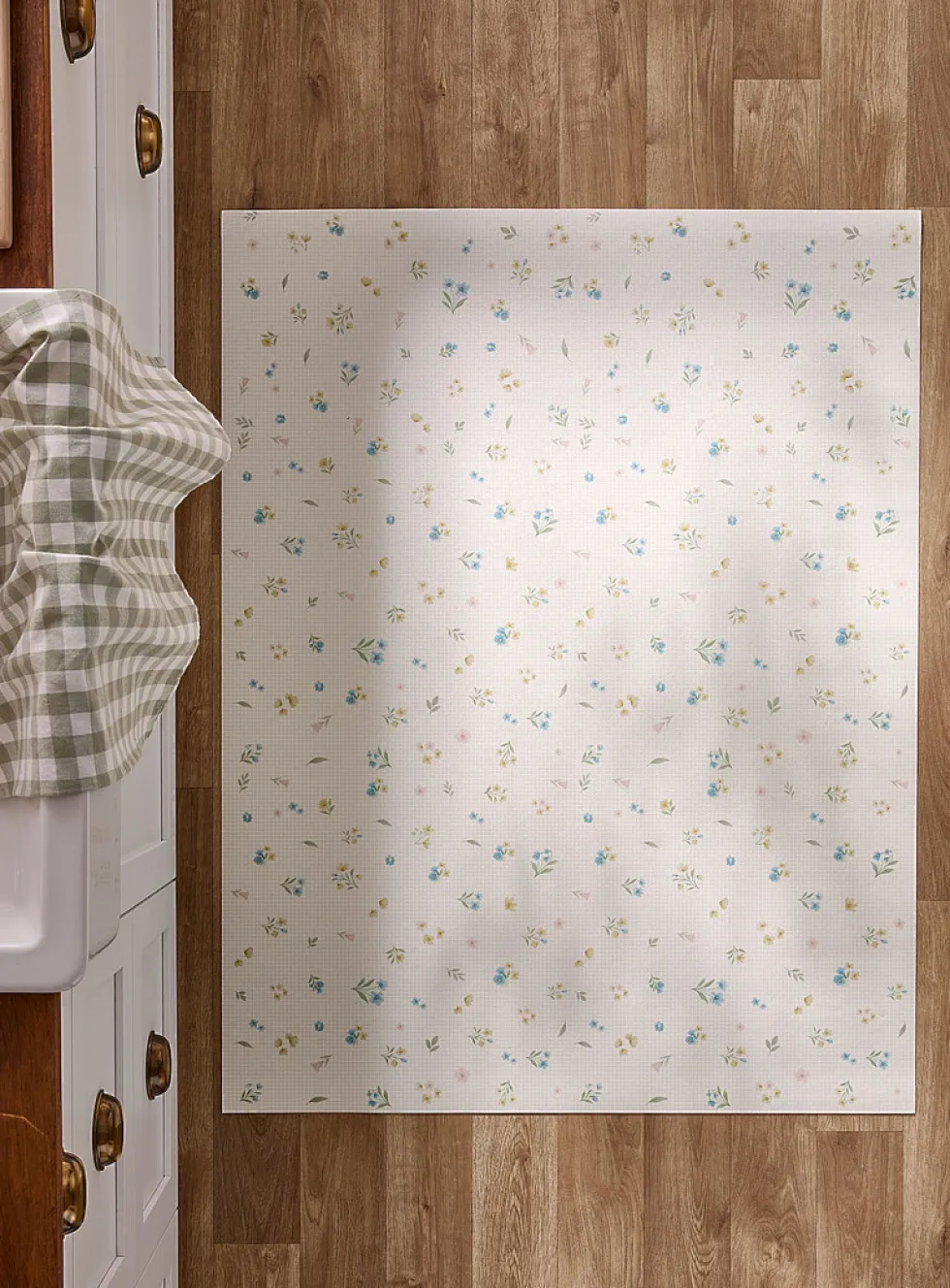 Gingham and wildflowers vinyl mat