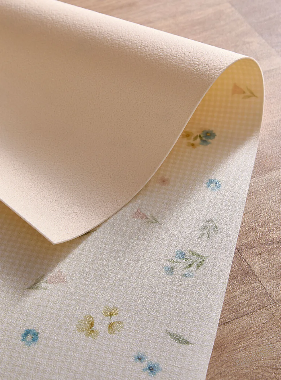 Gingham and wildflowers vinyl mat