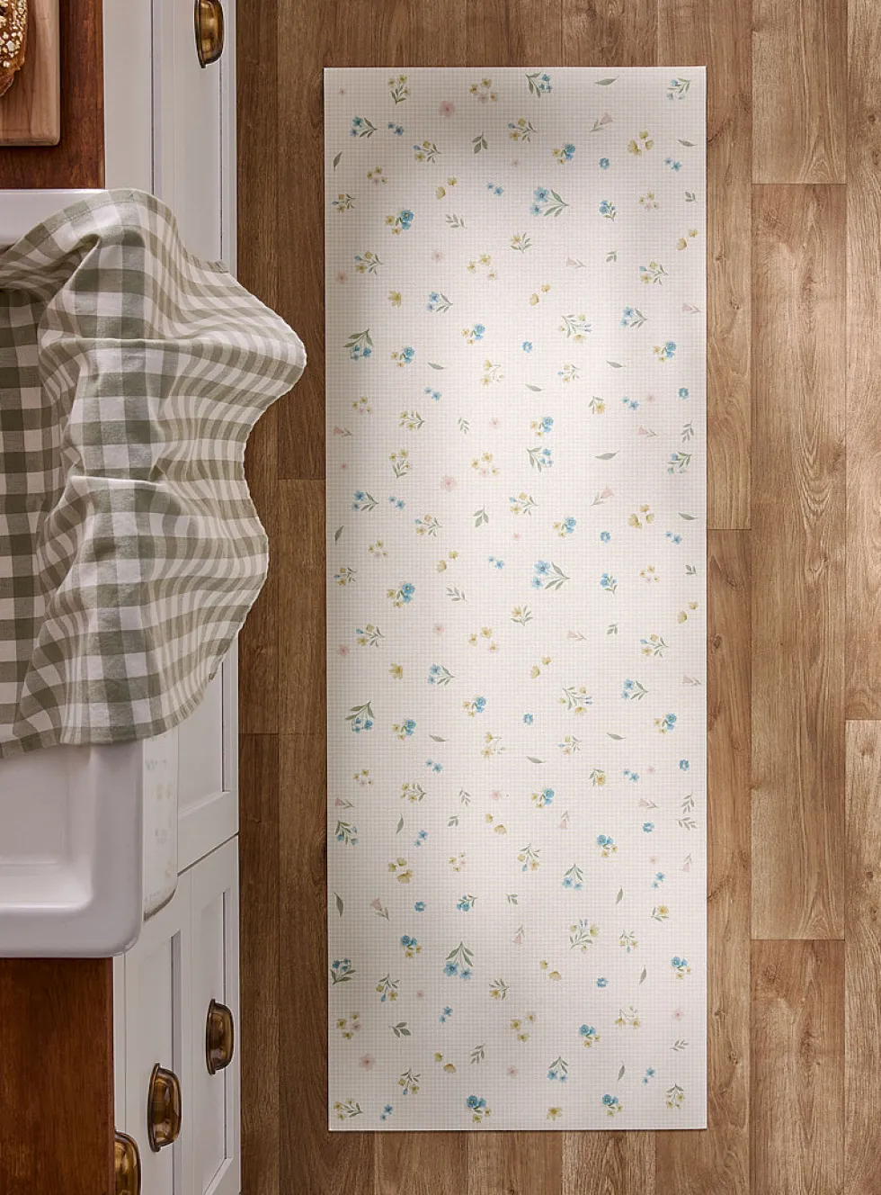 Gingham and wildflowers vinyl mat