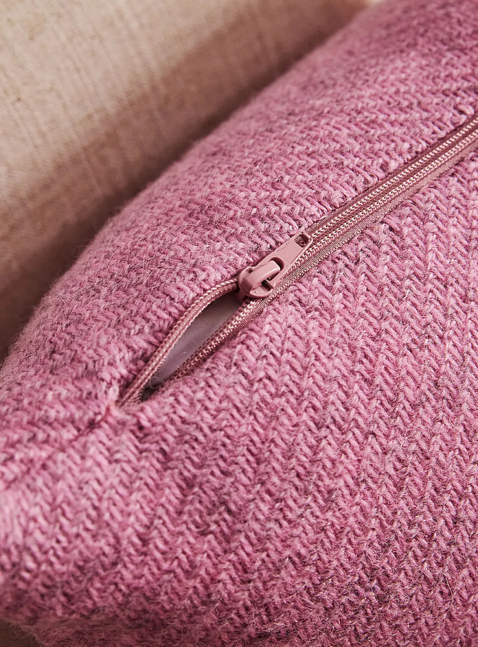 Gotland wool removable-cover cushion