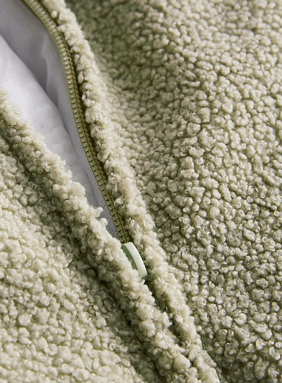 High-pile fleece pouf