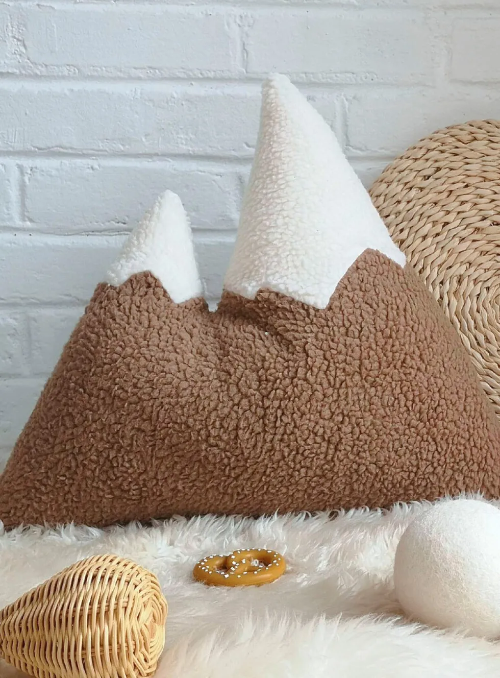High-pile fleece snowy mountain cushion