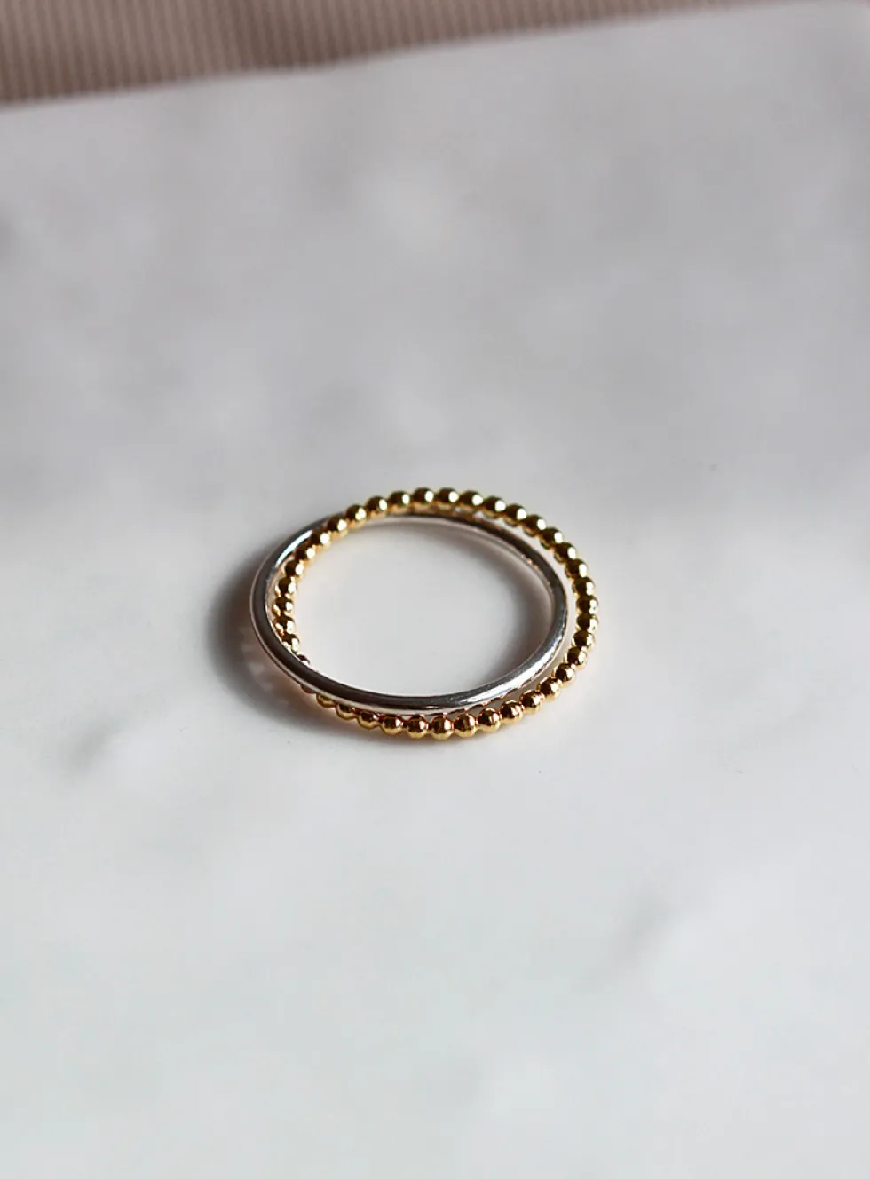 Interlaced bands ring