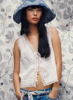 Lace details buttoned cami