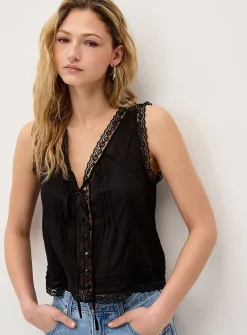Lace details buttoned cami