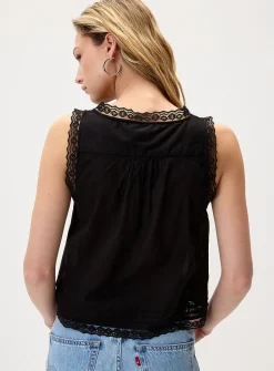 Lace details buttoned cami