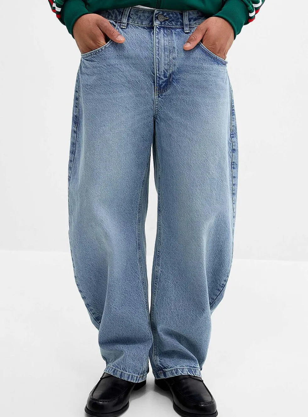 Light-blue wash loose jean