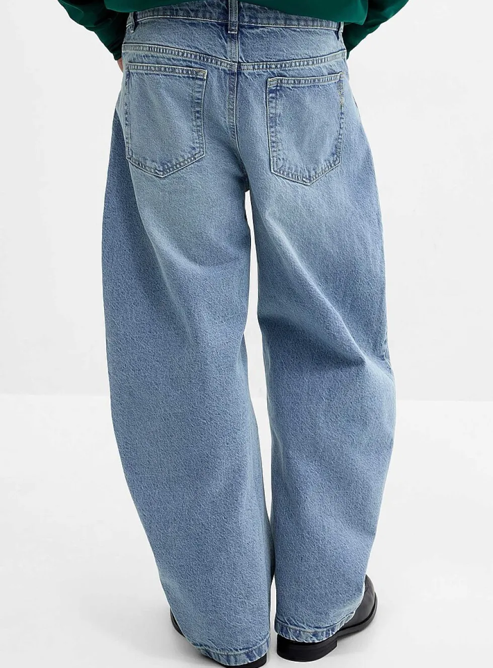 Light-blue wash loose jean