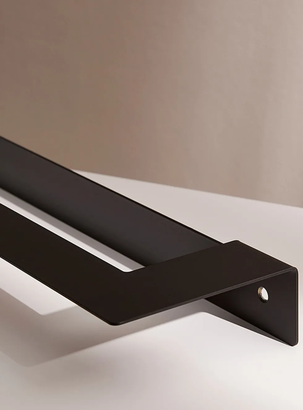 Linear towel bar