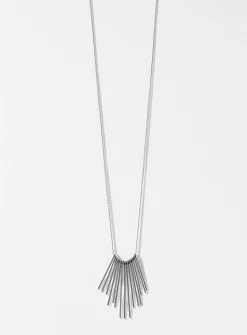 Long metallic-fringe chain