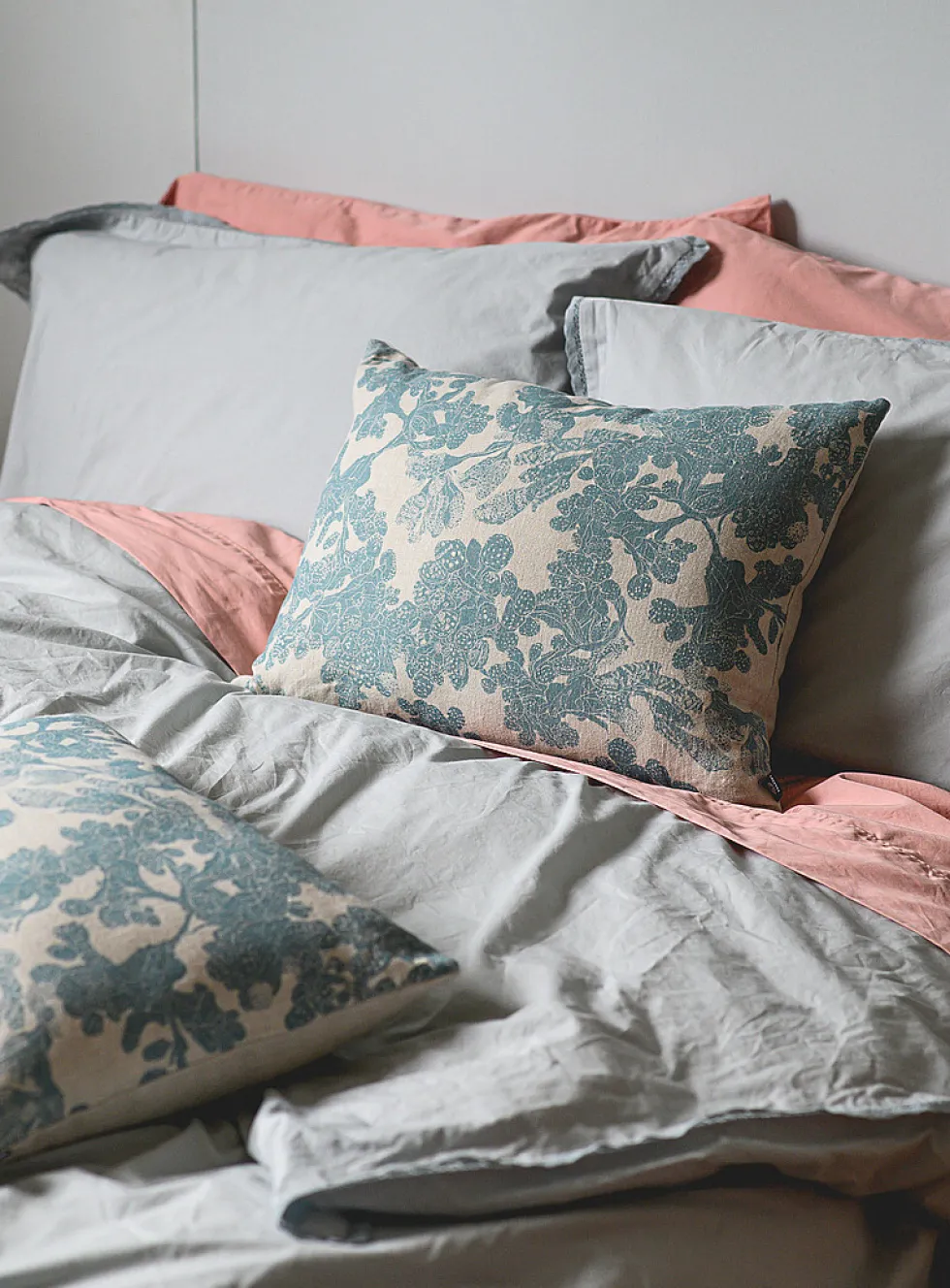 Low tide linen cushion