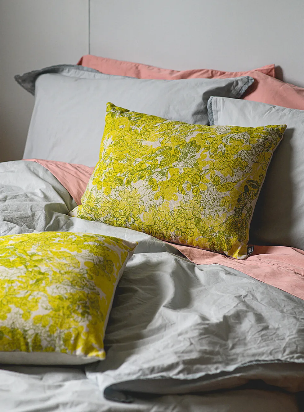 Low tide linen cushion