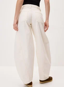 Low-rise barrel jean