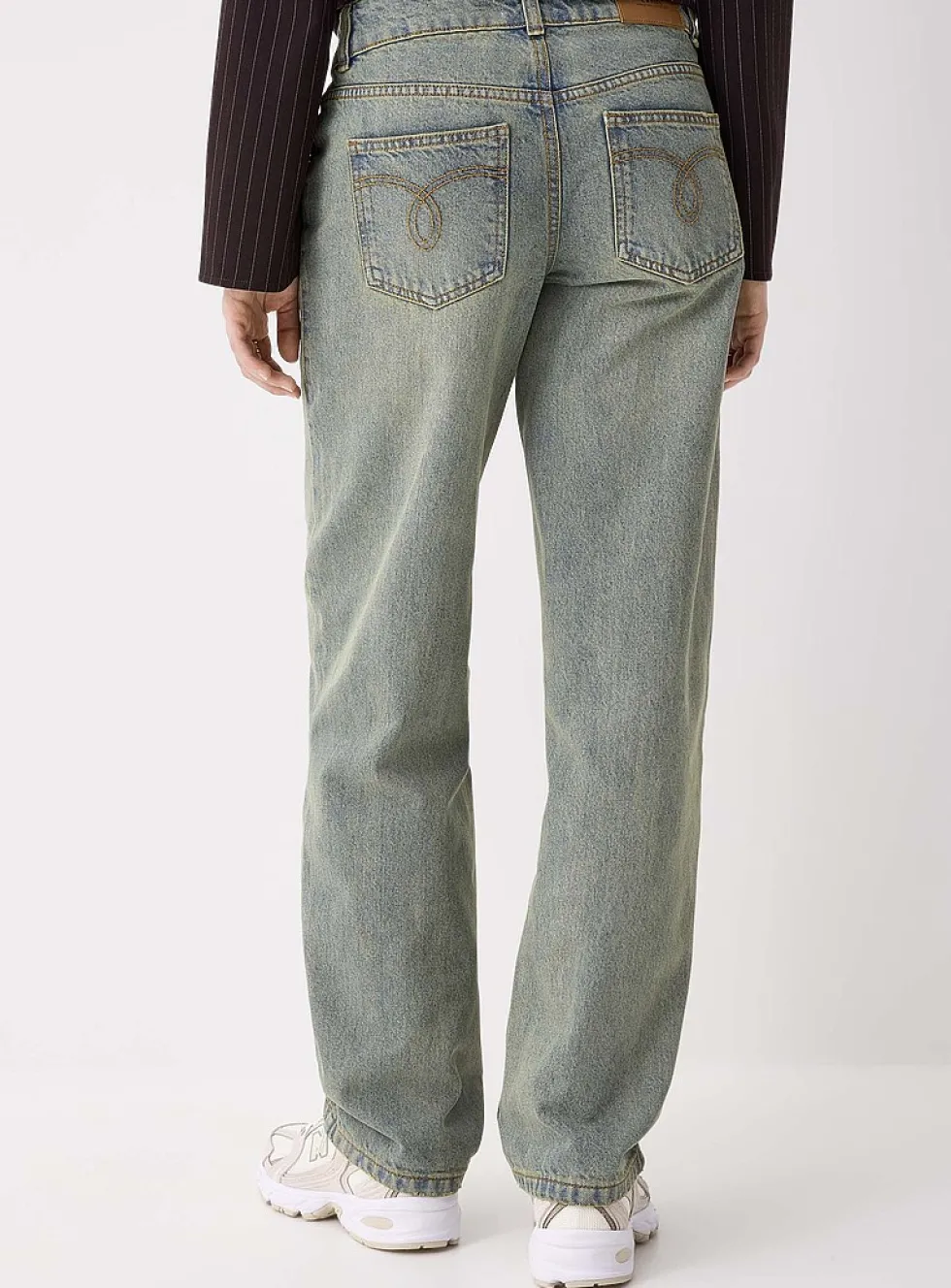 Low-rise straight-leg jean
