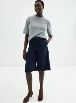 Minimalist stretch Bermuda short