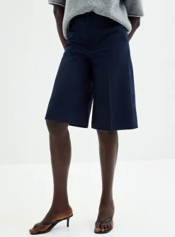 Minimalist stretch Bermuda short