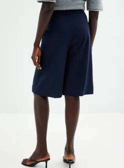 Minimalist stretch Bermuda short