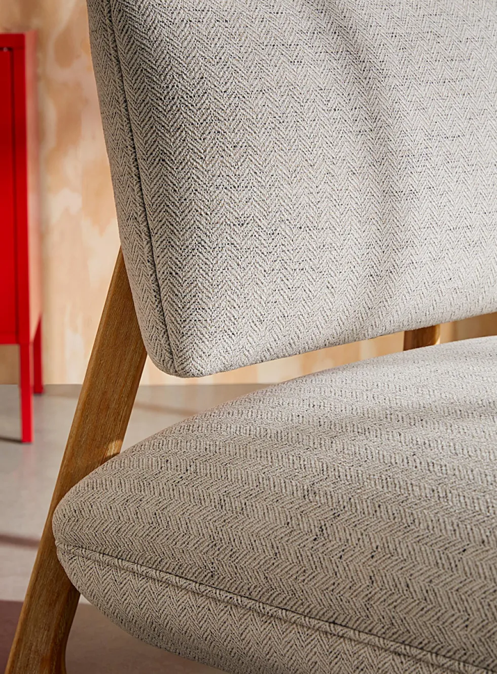 Modern lounge chair