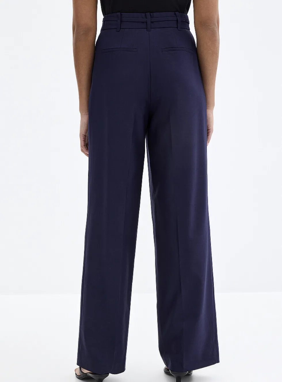 Moderne belted pintuck seam pant